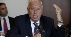 Margallo advierte del impacto del desplome de la libra en el turismo y las exportaciones